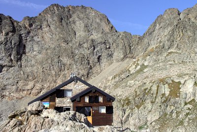 Il Rifugio Federici Marchesini al Pagarì; sullo sfondo, la Cima della Maledia