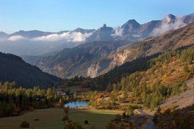 Estenc et son petit lac, son plan-d'eau au dessus d'Entraunes dans le haut-Var-Cians. Vue sur le val d'Entraunes.