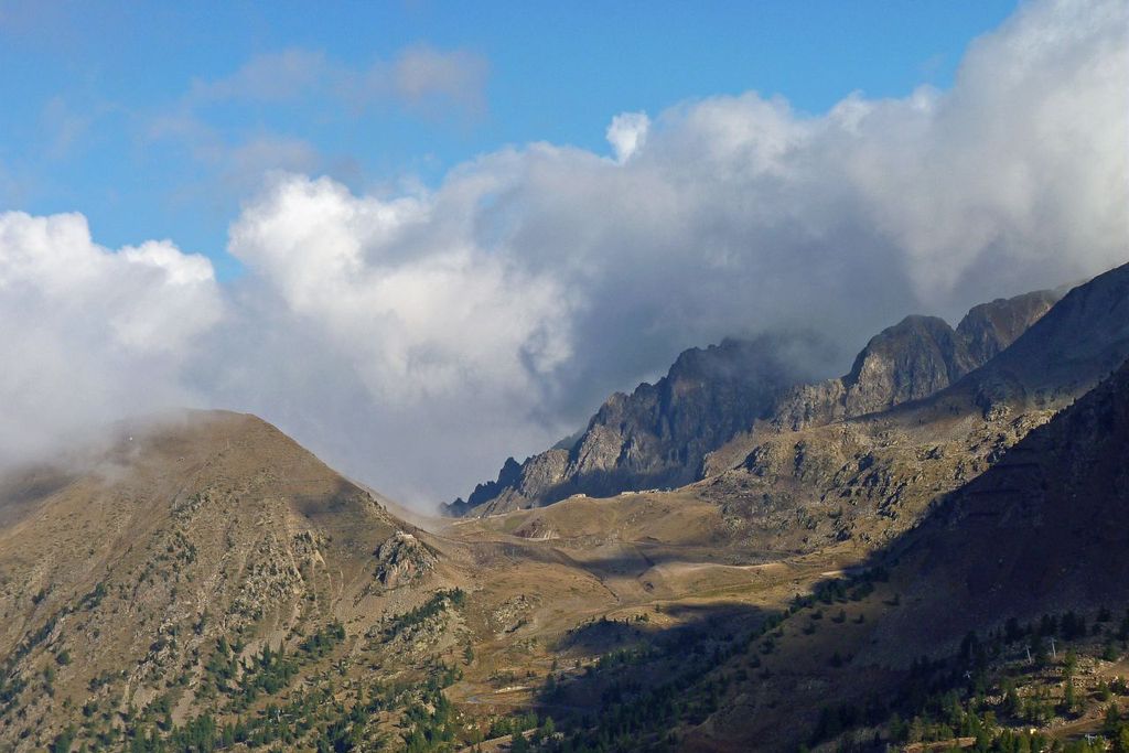 Le col de la Lombarde, (2351 m), ennuagé sur le versant d'Isola en début d'automne.