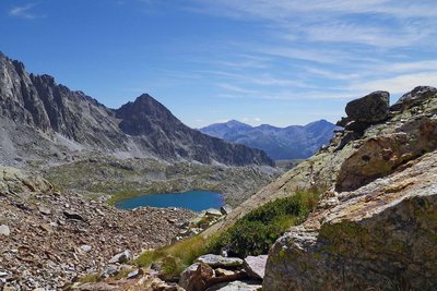 Les lacs de Terre Rouge, (2452 m), à Isola, dans leur paysage minéral. Blocs rocheux en premier plan.