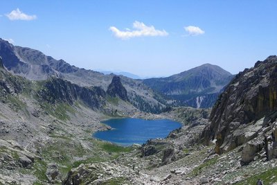 Le lac Nègre, (2354 m), photographié depuis le Pas du Préfouns, (2615 m), au dessus du vallon de Mollières, à la fin du mois de 