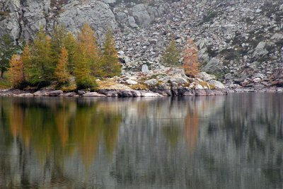 Le brouillard se dissipe sur le lac de Trécolpas 2150 m.  Vallon du haut Boréon.  Secteur haute Vésubie.