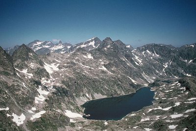 Le lac du Basto en début d'été, nombreux névés encore présents