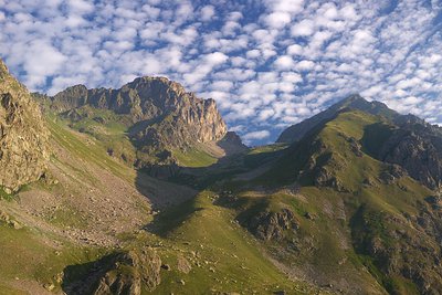 Le prime luci sul Colle di Fenestrelle, seminascosto al centro della foto