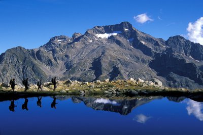 Trekker sulle sponde del Lagarot di Fenestrelle, al cospetto del Monte Gelas