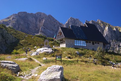 Il Rifugio Garelli con il Marguareis sullo sfondo