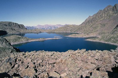 Le lac de Rabuons dans sa combe rocheuse.