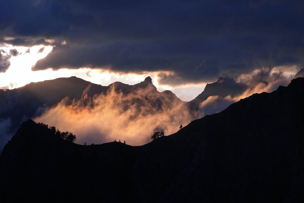 Randonnée Tinée. Lumières du crépuscule en haute-Tinée depuis les lacs de Vens, jeux de nuages.