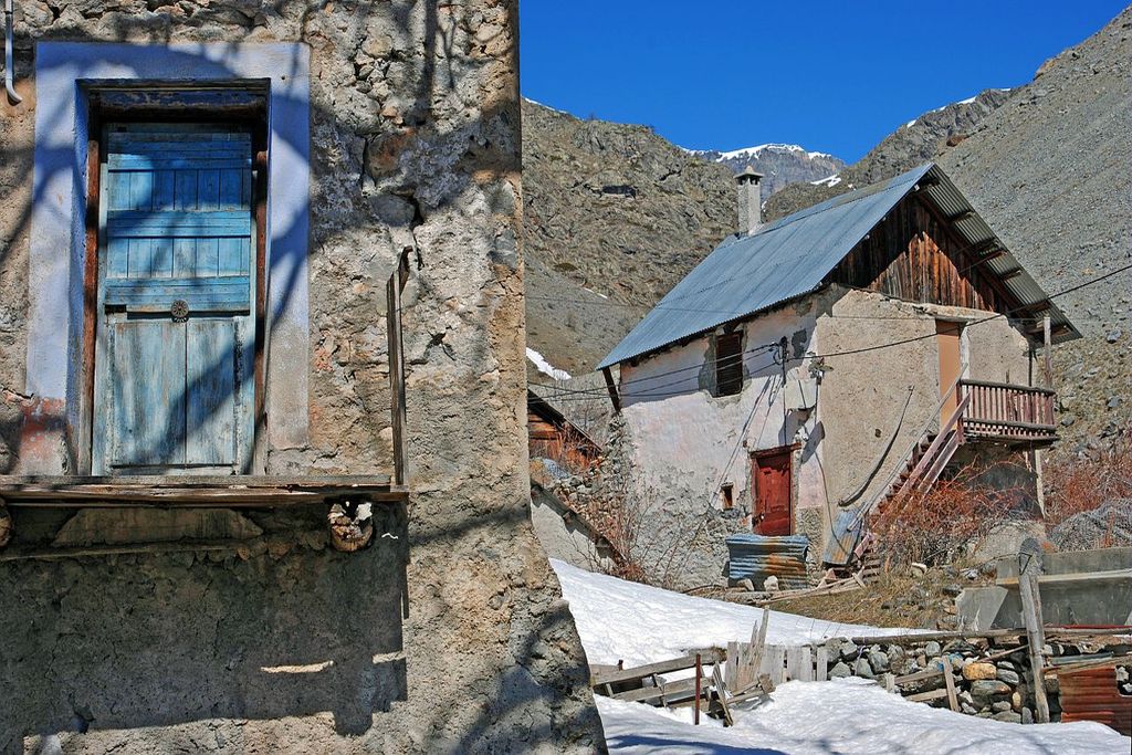 Randonnée Tinée. Maisons au Pra, hameau de haute-Tinée. Quelques névés en début de printemps.