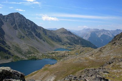 Randonnée Lacs de Vens. Vue plongeante sur les lacs de Vens depuis le Collet de Tortisse au mois d'août.