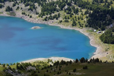 Randonné Allos. Vue plongeante sur le lac d'Allos