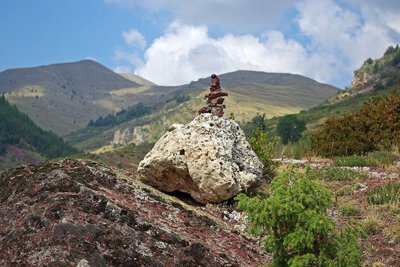 Randonnée gorges du Cians. Un cairn fait de cargneule et de pélites rouges près du col et de la cime du Raton.