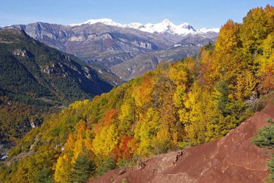 Randonnée gorges de Daluis. Couleur d'automne pour les arbres feuillus et le rouge des gorges de Daluis.