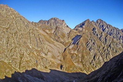 Randonnée Col de Fenestre. Le Pas de Fenestrelle (2462 m), à la fin de l'été.