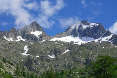 Randonnée Mercantour. La cime du Saint Robert, (2919 m) et le sommet du Gélas, (3143 m).