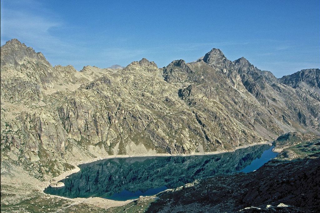 Randonnée Vallée des Merveilles. Le lac du Basto, (2380 m), et la cime de Chamineye, (2921 m), dans un paysage très minéral.