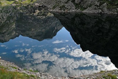 Randonnée Gordolasque. Reflets fantômatiques en été, dans les eaux du lac de la Fous en Gordolasque.