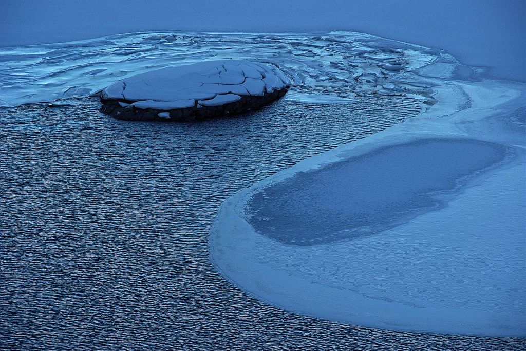 Randonnée Vallée des Merveilles. Le lac des Mesches, (1381 m), partiellement gelé et recouvert de neige en hiver