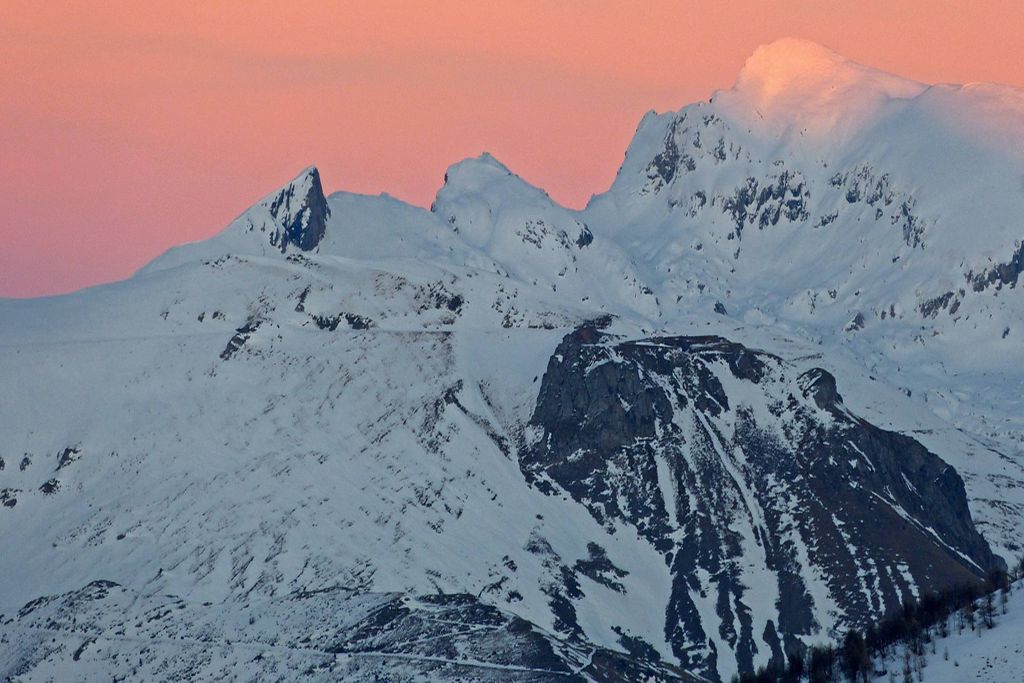 Randonnée Marguareis. Le Marguareis, (2641 m), en fin d'éclairage crépusculaire au tout début d'hiver.