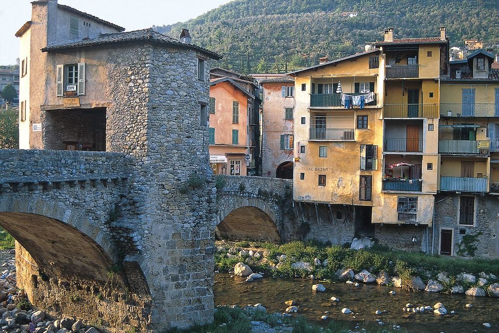 Randonnée Bévéra. Sospel, le vieux pont reliant les rives de la Bévéra, façades colorées