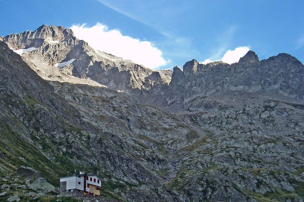 Randonnée Gélas. Le refuge de Soria sur le versant italien du Gélas à la fin de l'été.