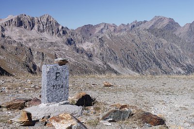 Cippo di confine al Colle di Ciriegia