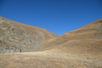 Un randonneur sur le sentier qui mène au col Ferrière dans le vallon de Millefonts au mois d'octobre.