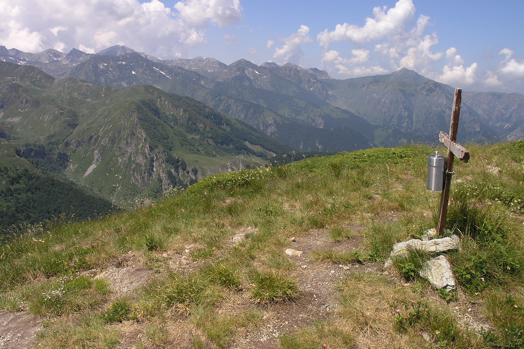 La piccola croce in legno in vetta al Monte Baussetti