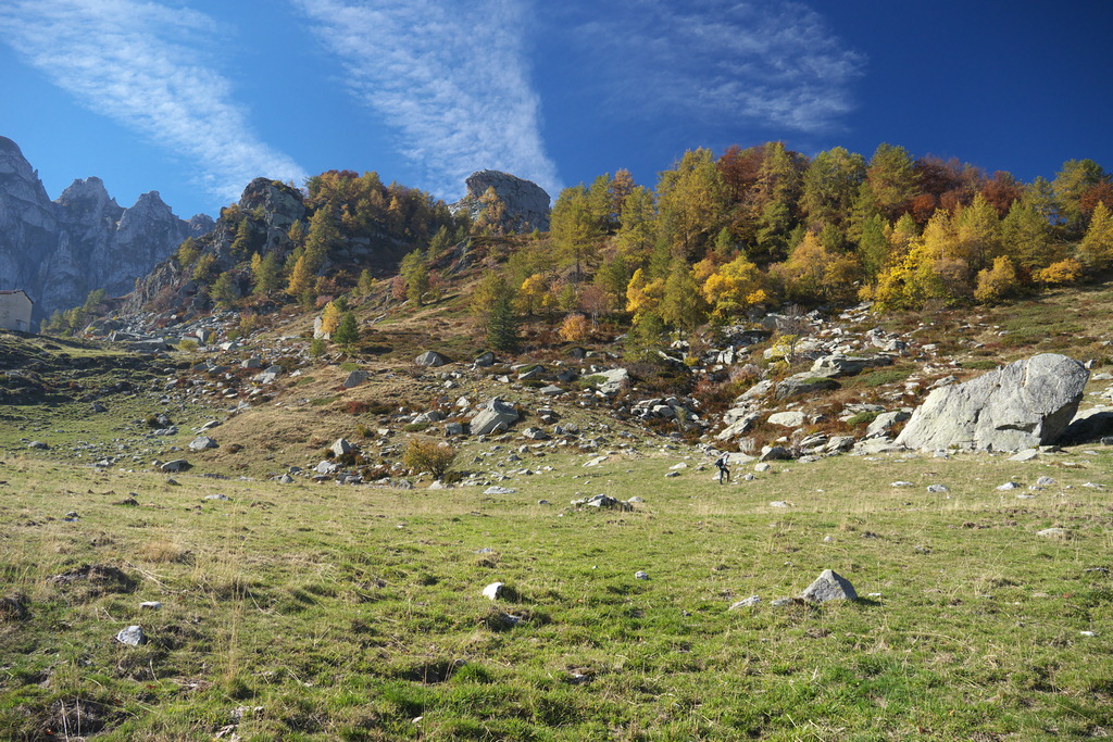 L'Alpe di Perabruna su cui domina il Rifugio Manolino