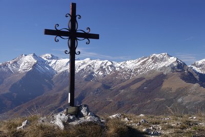 Il Pizzo d'Ormea (a sinistra) e il Monte Antoroto (a destra) dall'anticima ovest del Monte Galero