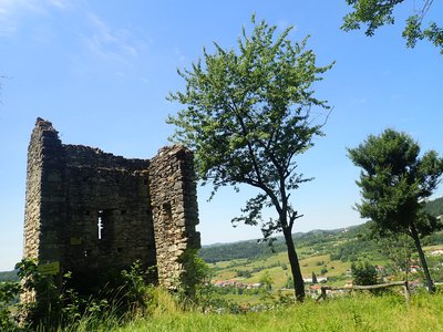 Ruderi della torre di avvistamento, nei pressi del ricetto di Priero