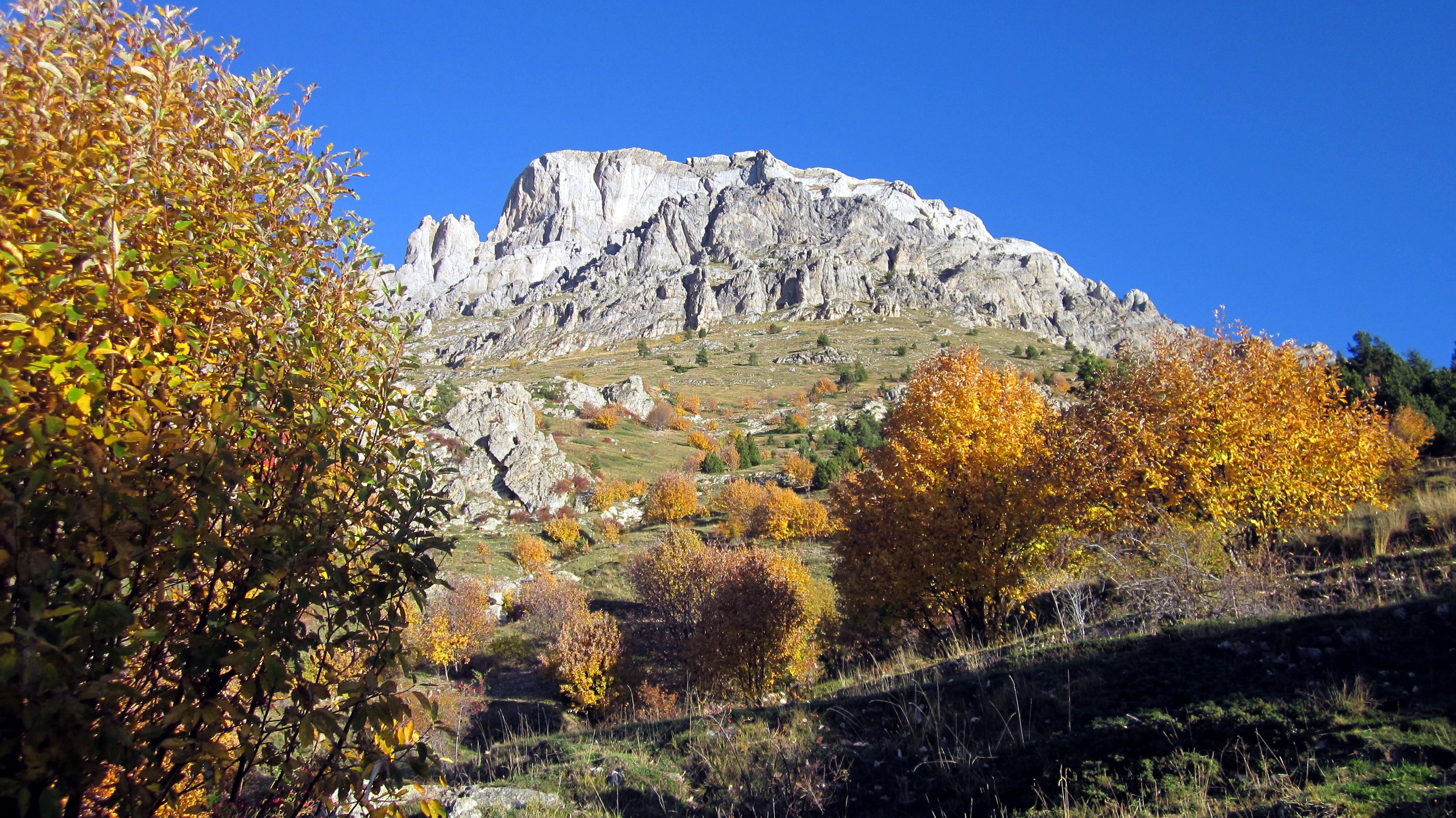 Scorcio autunnale salendo al Rifugio Mongioie