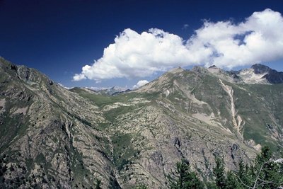 Le col du Sabion en été, sur fond de ciel très dense et très bleu