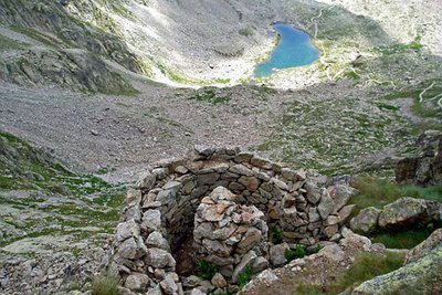 Un ancien poste de chasse en pierres sèches du roi Victor Emmanuel II situé au dessus du Lac de Fenestre (2266 m). 