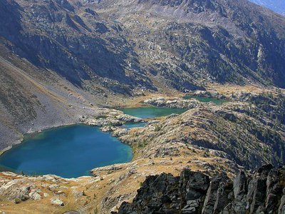 Les lacs de Vens en été, photographiés en plongée, (2327 m pour le premier lac)