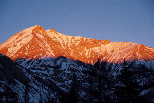 Eclairage de coucher de soleil sur le mont Pelat, au printemps (3052 m).