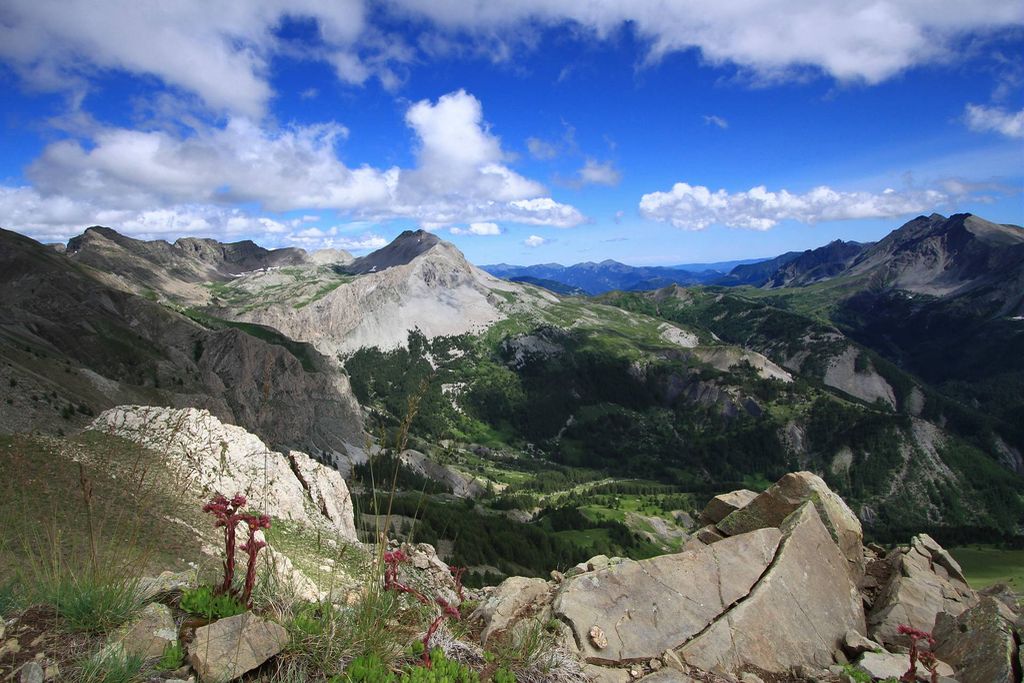 Vaste paysage du haut-Verdon en été, l'Encombrette et le col des Champs.