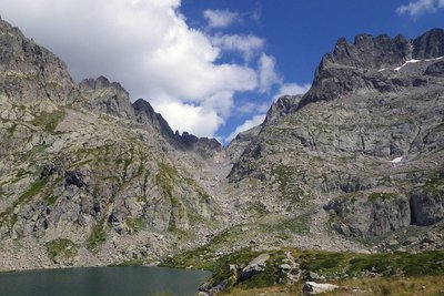 Le lac Autier, (2275 m), et la Baisse Autier, (2637 m). A droite, les crêtes de Muffié. A gauche, la Tête Sud du Basto, (2767 m)