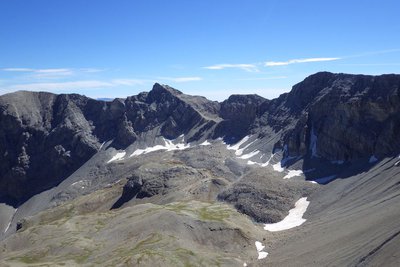 Depuis le Petit Col de Talon, on peut admirer le cirque de la grande Cayolle et son glacier rocheux  niché au pied du Mont Pelat