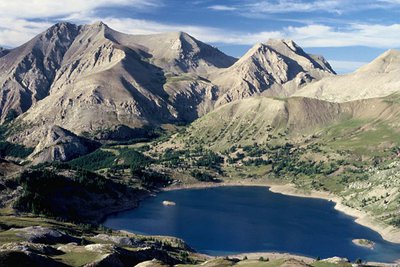 Le lac d'Allos, (2220 m), et le mont Pelat, (3050 m), depuis le col de l'Encombrette, (2527 m)